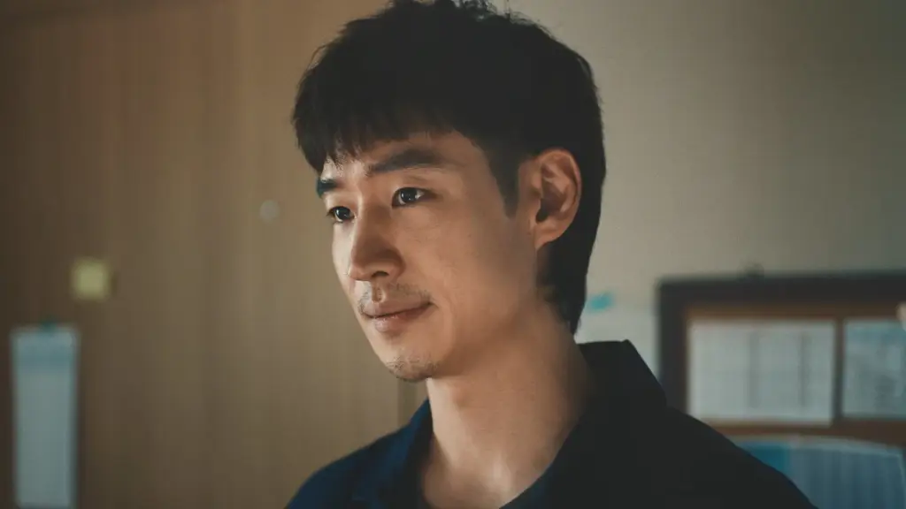 Pemeran utama Move to Heaven Lee Je Hoon dan Tang Jun Sang dalam drama Move to Heaven