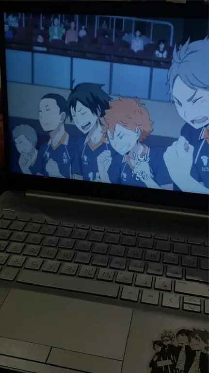 Pengalaman Menonton Anime yang Nyaman Gambar seseorang yang menikmati menonton anime
