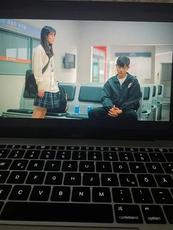 Gambar seseorang menonton drama Korea di laptop