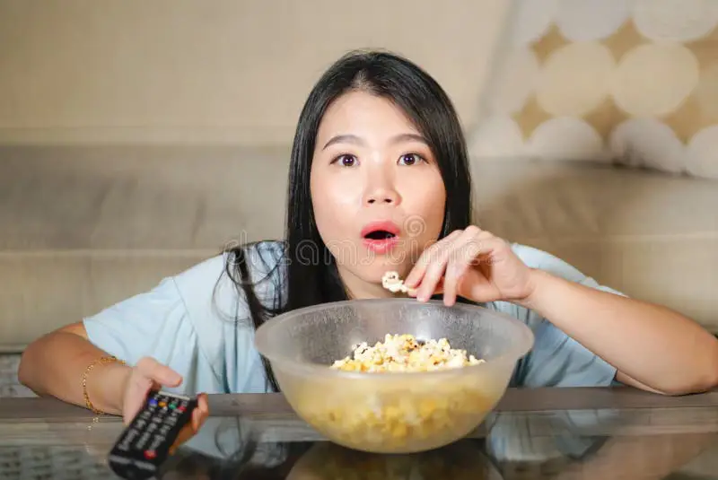 Menikmati waktu santai dengan menonton drakor Menonton drama Korea di rumah