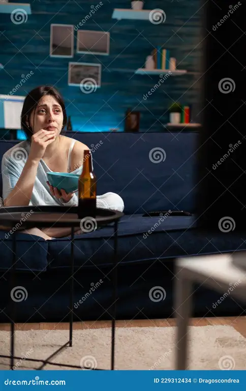 Wanita menonton drama di ponsel