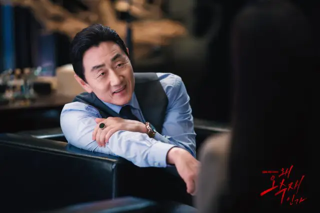 Suasana menegangkan di ruang sidang Why Her? Adegan-adegan menegangkan dalam drama Why Her?